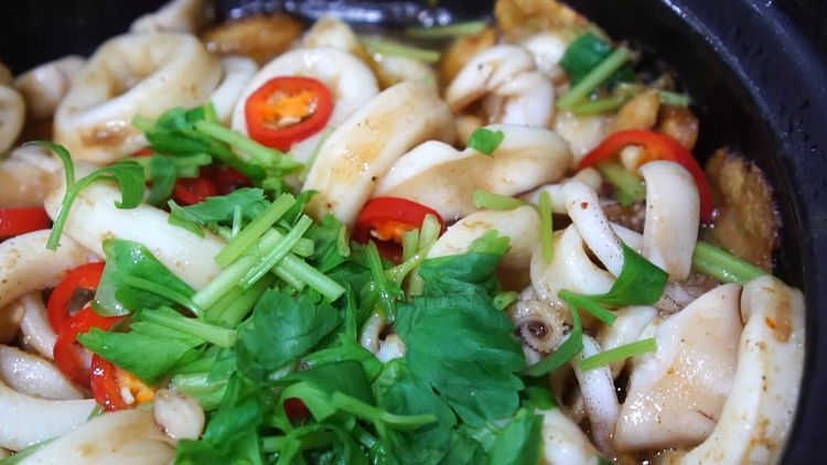 手把手教你做一锅鱿鱼煲,汁浓味美,鲜香营养,好吃还解馋