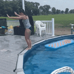 |搞笑GIF趣图:姑娘，你确定不是来找树碰瓷的？