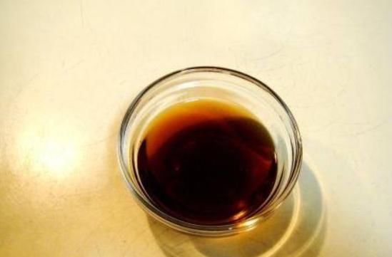 扦插茉莉花时,有一些“特殊水”,滴上几滴,能让茉莉花生根更快