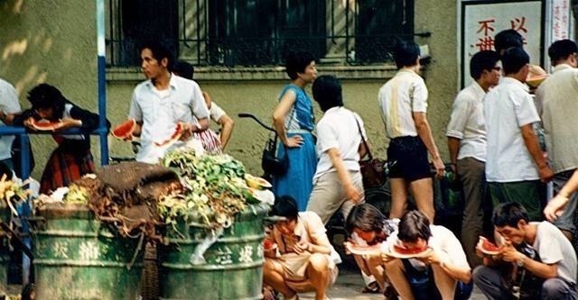 书摊&80年代老照片,最让人怀念的年代,没有手机、网络,人们依然开心