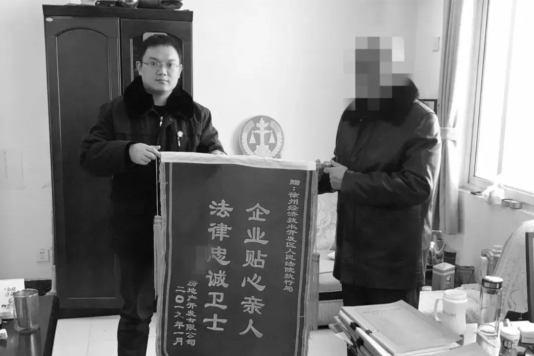 去世|徐州一法官办案途中突发疾病不幸去世 年仅37岁