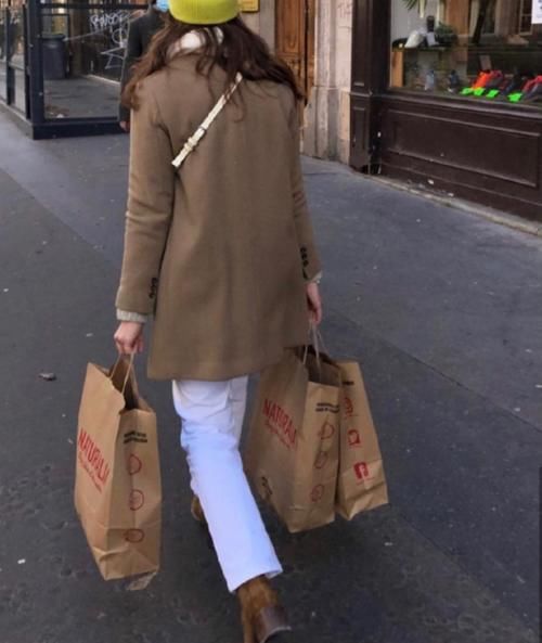 早春防寒又时尚的穿搭来了，街头的女生都这样穿，保暖大气有品位