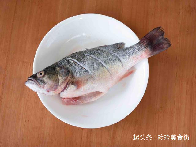 做清蒸鱼时，切记不要用料酒腌制，教你正确做法，鱼肉鲜嫩无腥味