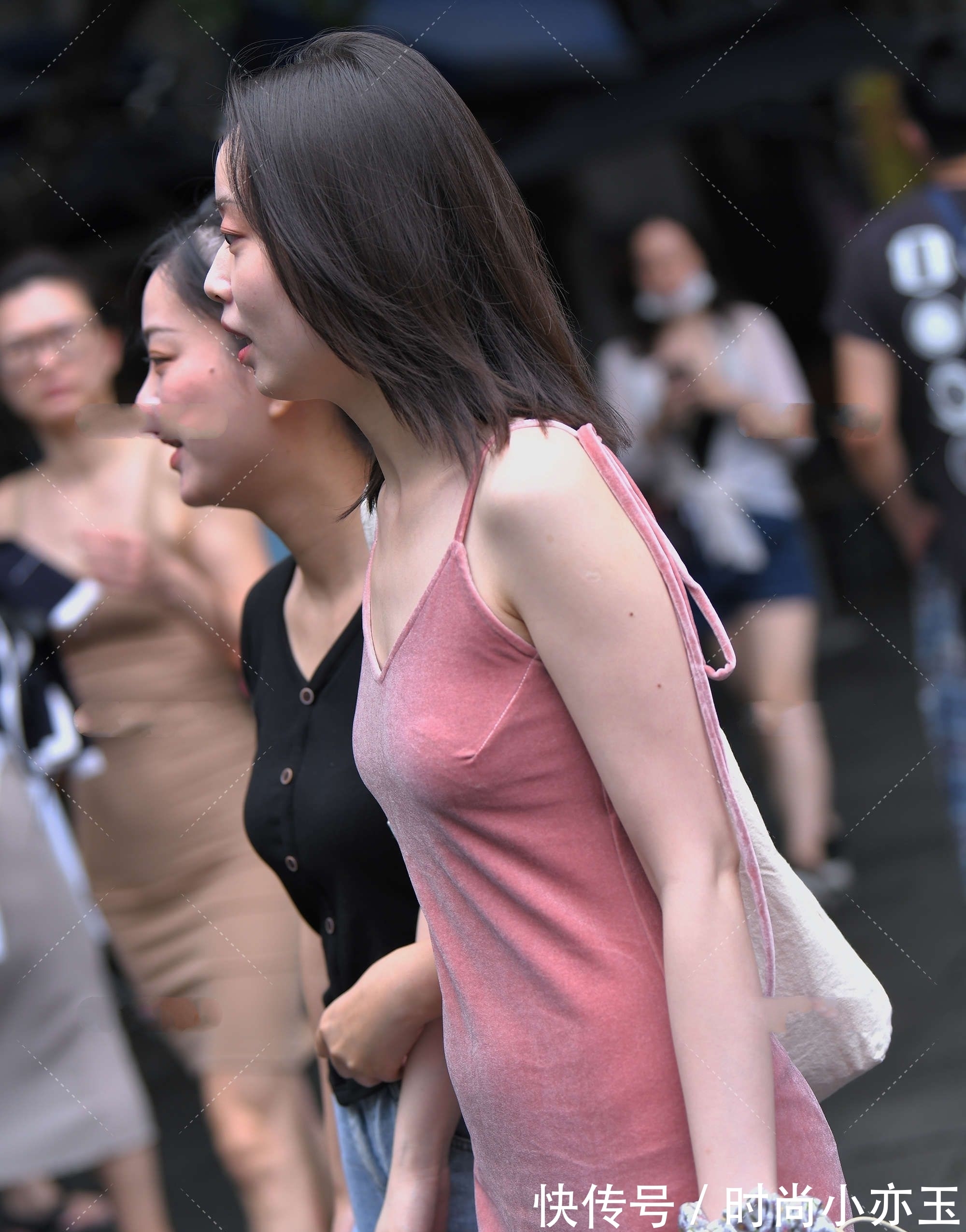 连衣裙 淡粉色连衣裙很减龄,丝绒材质高级十足,蝴蝶结增添甜美感