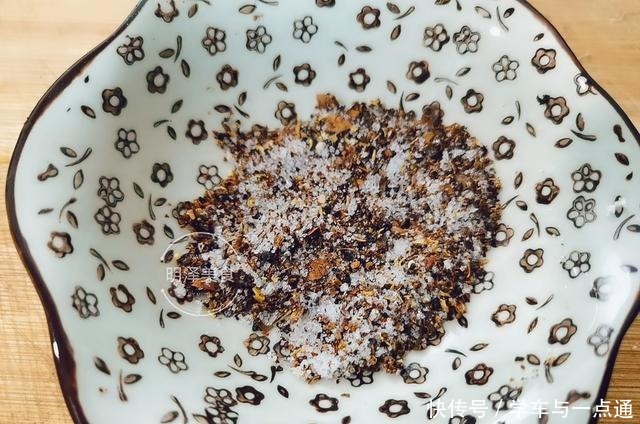  炸酥肉时，很容易出现“脱壳”现象，我来教你怎样解决这个问题