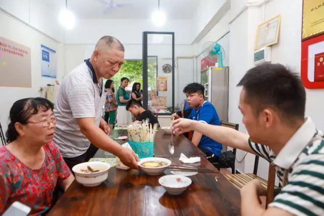 低保户|长沙有家“好人多米粉店”：环卫工和低保户免费吃早餐