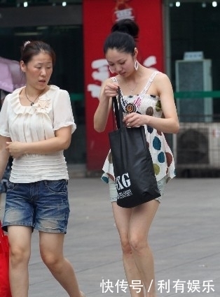 街拍:美女吊带印花色上衣搭配牛仔短裙,时髦又得体