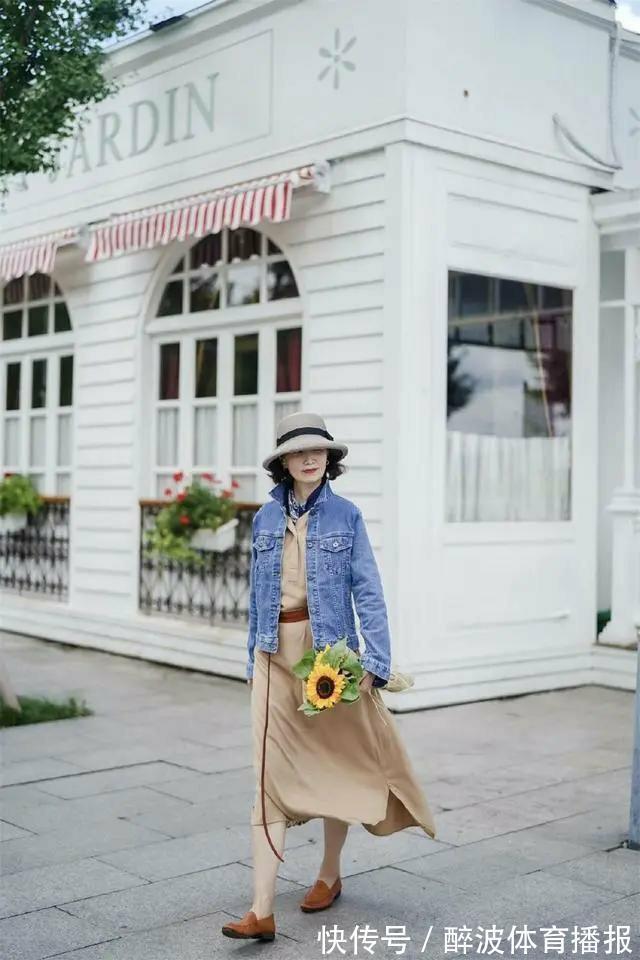 三木 女人过了50岁尽量不要穿T恤配阔腿裤,学三木妈妈这样穿,真优雅