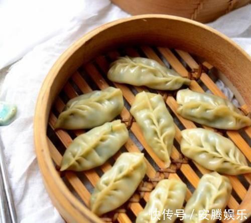 发面|蒸饺好吃有诀窍，学会这样做，皮儿软韧，馅儿鲜香，蒸一锅不够吃