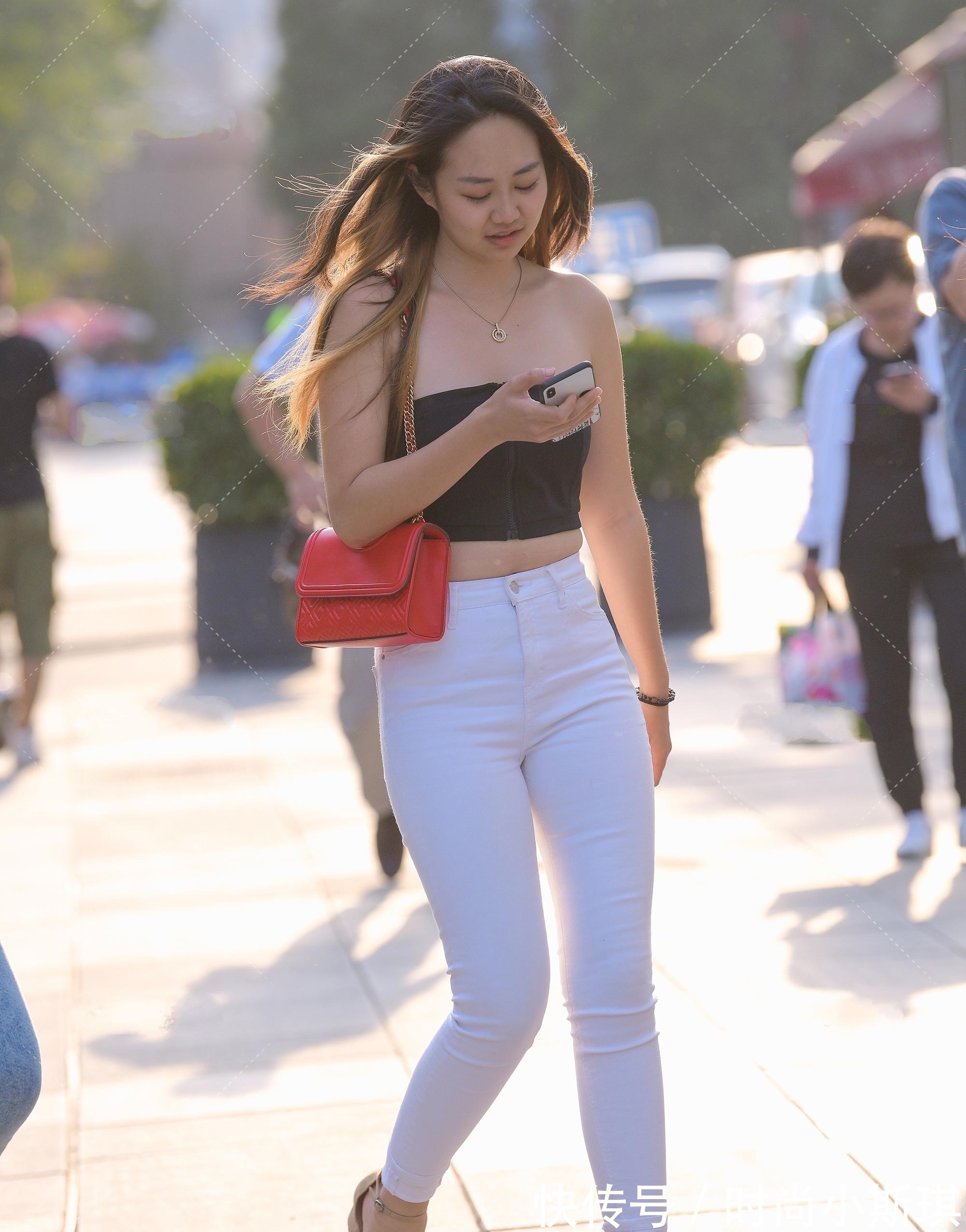 上衣 亮白紧身裤搭配简约小抹胸,前卫性感,时尚简约