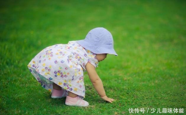 b宝宝先叫爸爸还是先叫妈妈,不是和谁亲先叫谁,有的人别高兴太早!