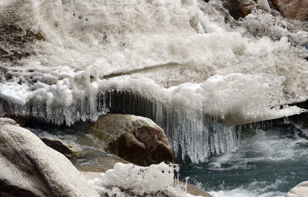 瑰丽冰川用冰雪雕琢,被时光凝固向第一高峰告别—绒布冰川