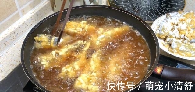 炸鱼时,有人裹面粉,有人裹淀粉,大厨:都不对!教你最正确做法