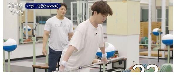 教練群|韓綜“運動天才”安宰賢舉重撞到小宰賢！臉脹紅無聲狂笑：好痛～