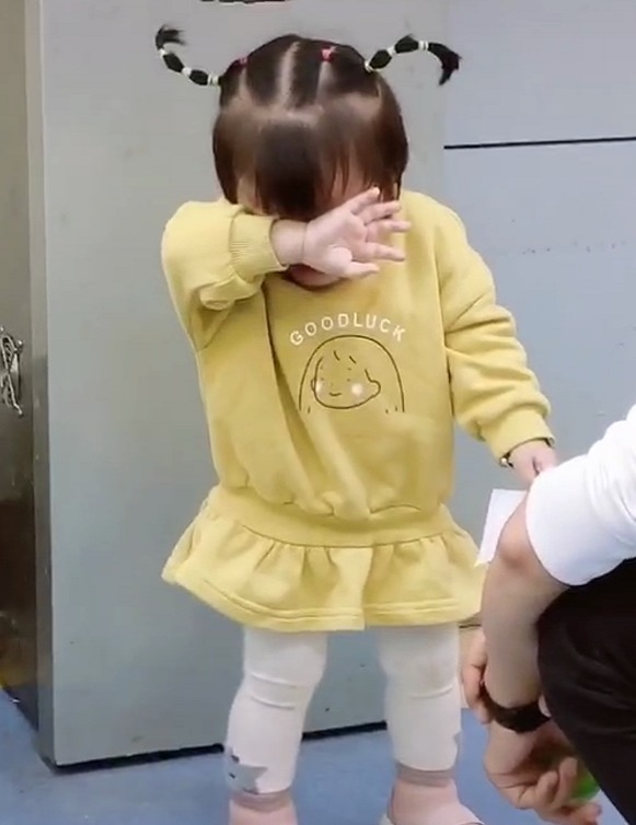 天线|小女孩翻垃圾桶被爸爸训斥,伤心捂脸大哭,网友:天线都哭歪了