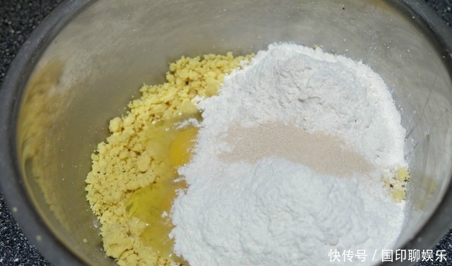 玉米面饼简单又好吃,搅一搅拌一拌,3分钟煎一锅,香软营养好