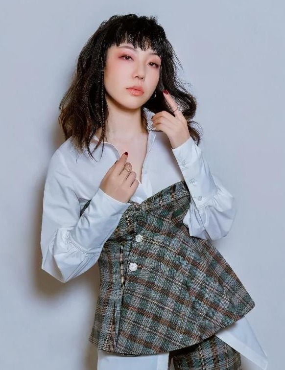 捞金 她因参加《好声音》爆红,曾拿1.7亿代言费,今却沦落到商演捞金