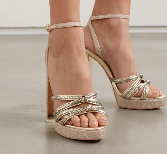 别说你穿不了高跟鞋,有了防水台的设计一切都解决了