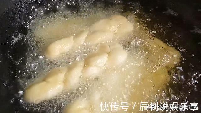 油炸|女儿想吃麻花,自己在家就可以做,淋上蜂蜜,香甜松软,太香了