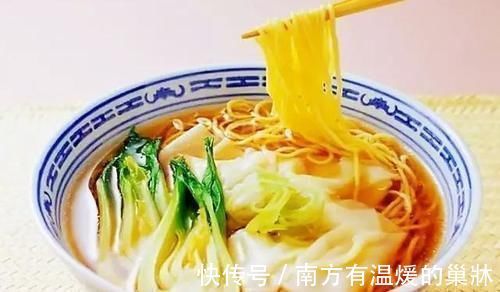 煮面条时,开水下锅还是热水?掌握3个小技巧,面条爽滑又筋道!