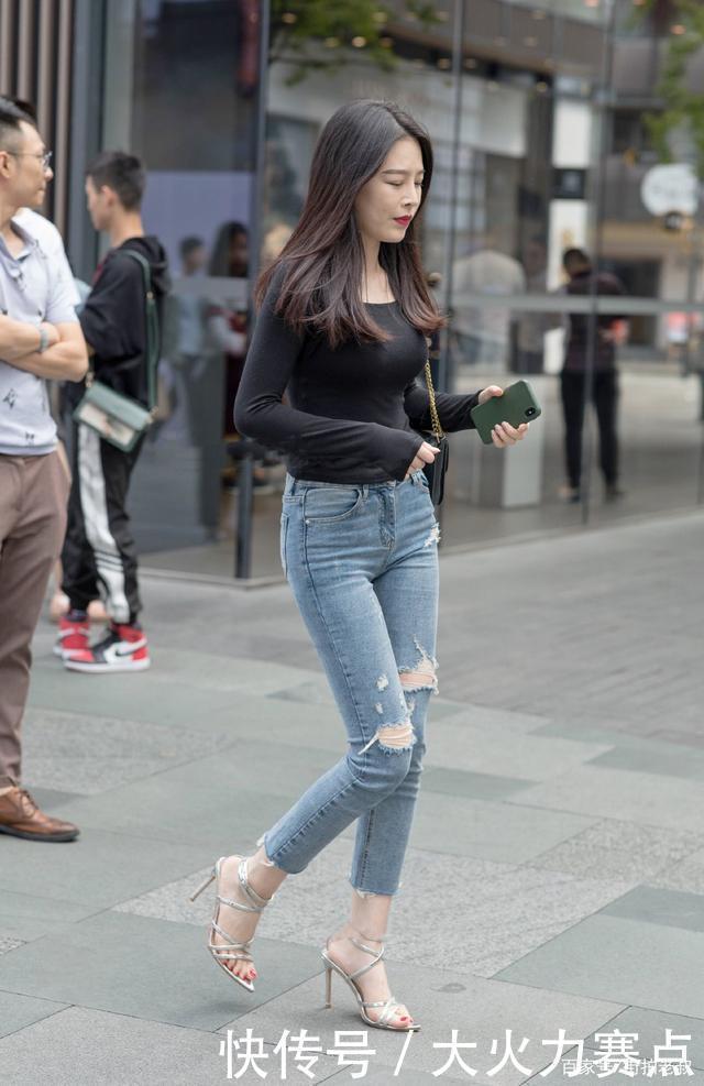 不知道破洞牛仔裤搭配什么上衣的要注意了,你错过了一种新时尚