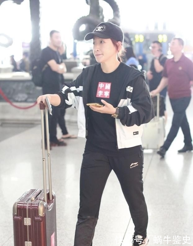 金牌|没得金牌的刘诗雯脱下队服也可爱,休闲造型太舒适,低马尾显元气
