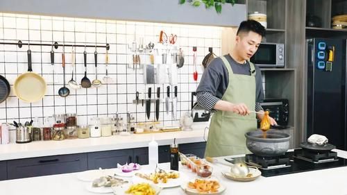 【红火肉蟹煲】借美味之名，洗刷掉一年的不快乐。