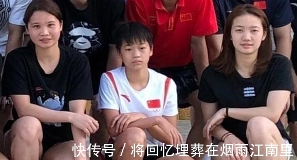 金牌|慶祝全紅嬋奪冠畫面!女領(lǐng)導(dǎo)中途離場更衣,全爸手捧鮮花很激動(dòng)