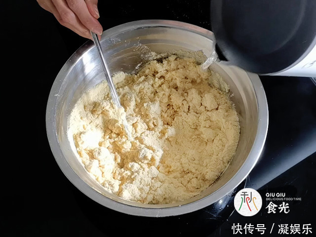 玉米面发糕不粘不塌陷、香甜松软有技巧,手不沾面筷子1搅就做好