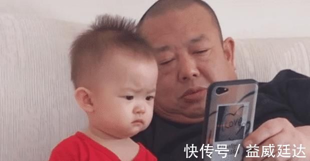 小小年纪|“假正经宝宝”和爷爷一起看手机火了,小小的脑袋,大大的忧愁