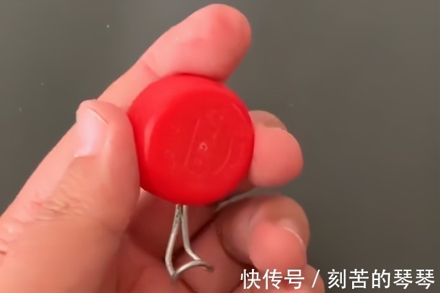 塑料瓶盖上穿1根铁丝,解决了困扰大家的难题,做10个都不够用