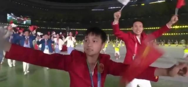 可爱值|现场比心！全红婵亮相开幕式又成焦点，可爱值拉满人气直追朱婷