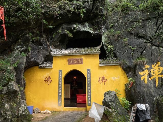 中国最“简陋”的寺庙，建在山洞里，没有僧人，游客吐槽对联粗俗