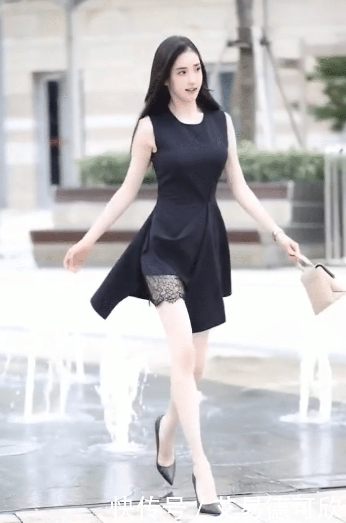 不规则|美女一袭不规则小黑裙,气质清新又优雅!