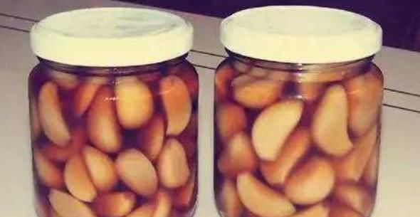 大蒜泡酒对男性好处多多，功效多多，牢记为身边人健康泡一些