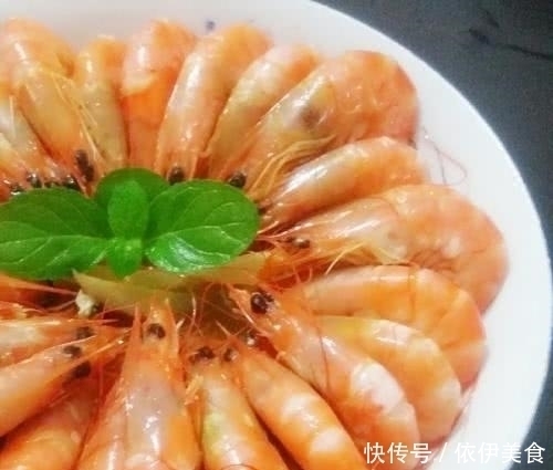 煮大虾时,既不要放盐,也不要放油,教你小妙招,鲜嫩无腥味!