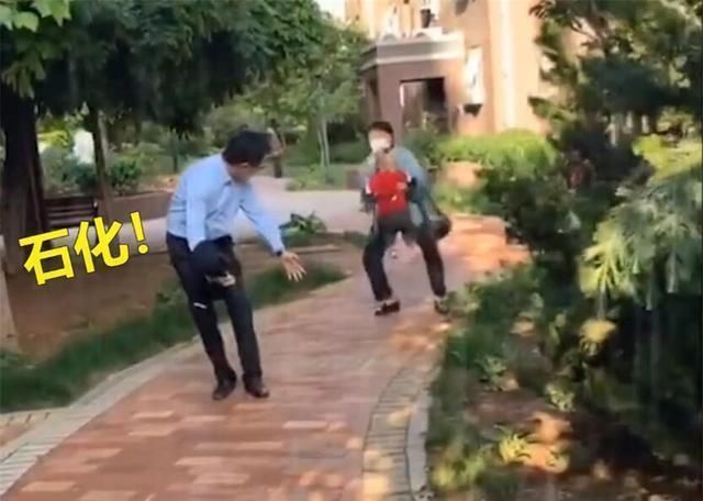 爷爷奶奶|妈妈带宝宝接爸爸,萌娃开心直奔后一个拐弯,亲爹当场石化