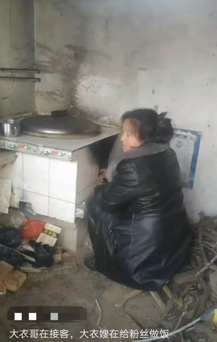 皮大衣|大衣嫂穿皮大衣在厨房烧火做饭,网友过年了厨房里还是乱