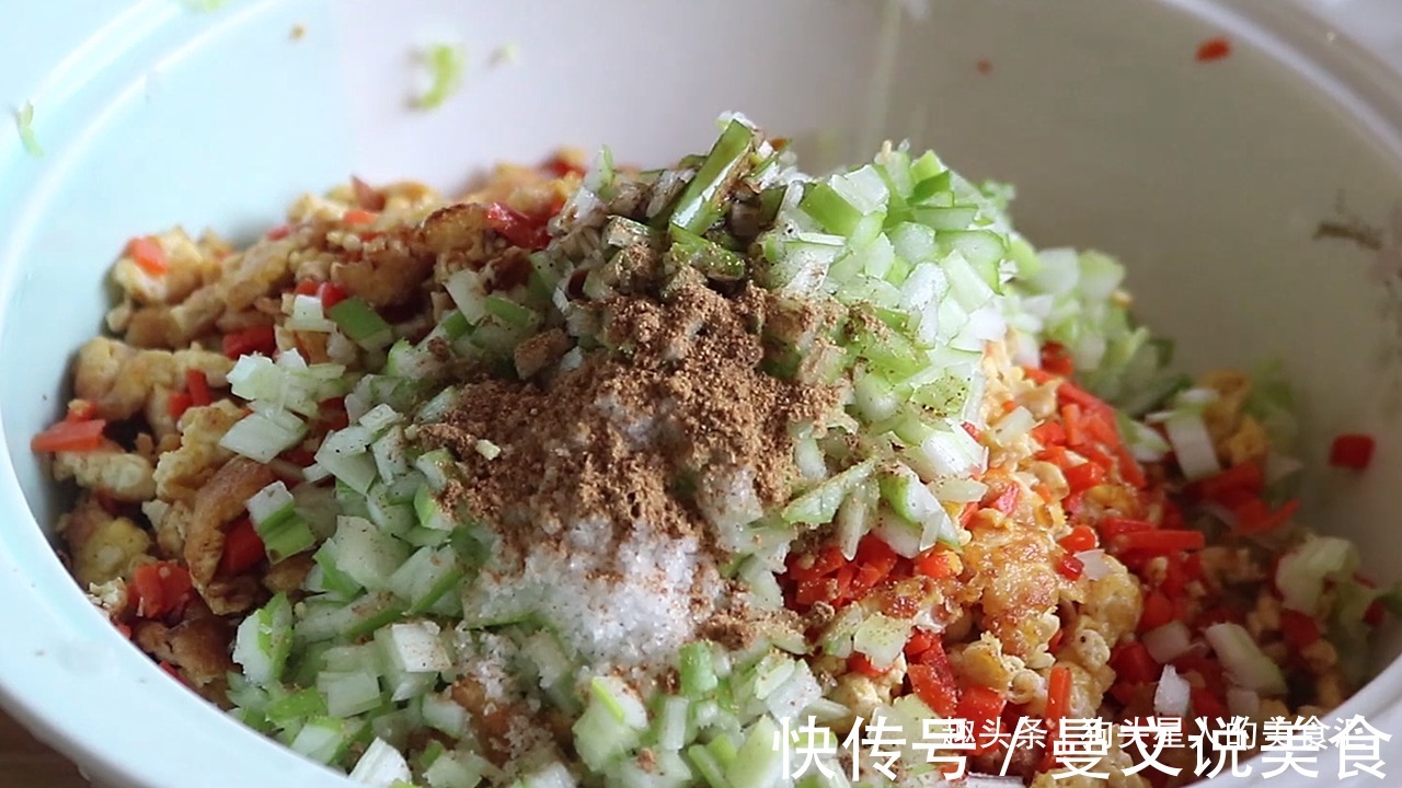 我家隔三差五做这锅菜卷,松软鲜香易消化,层层裹着馅料,太香了