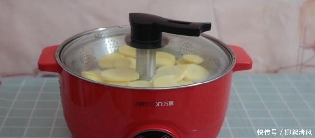 自从学会土豆此做法,女儿三天两头就想吃,刚出锅就抢着吃,特香