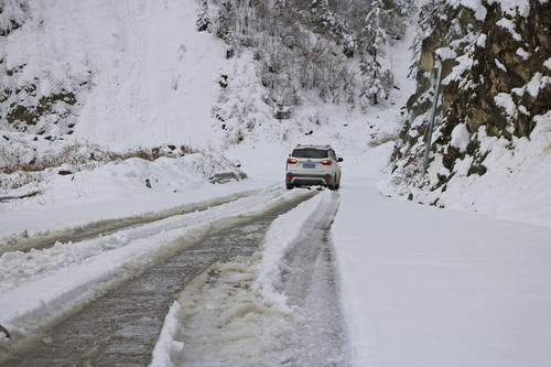 单人单车独闯夹金山 谁说两驱车不能挑战冰雪路