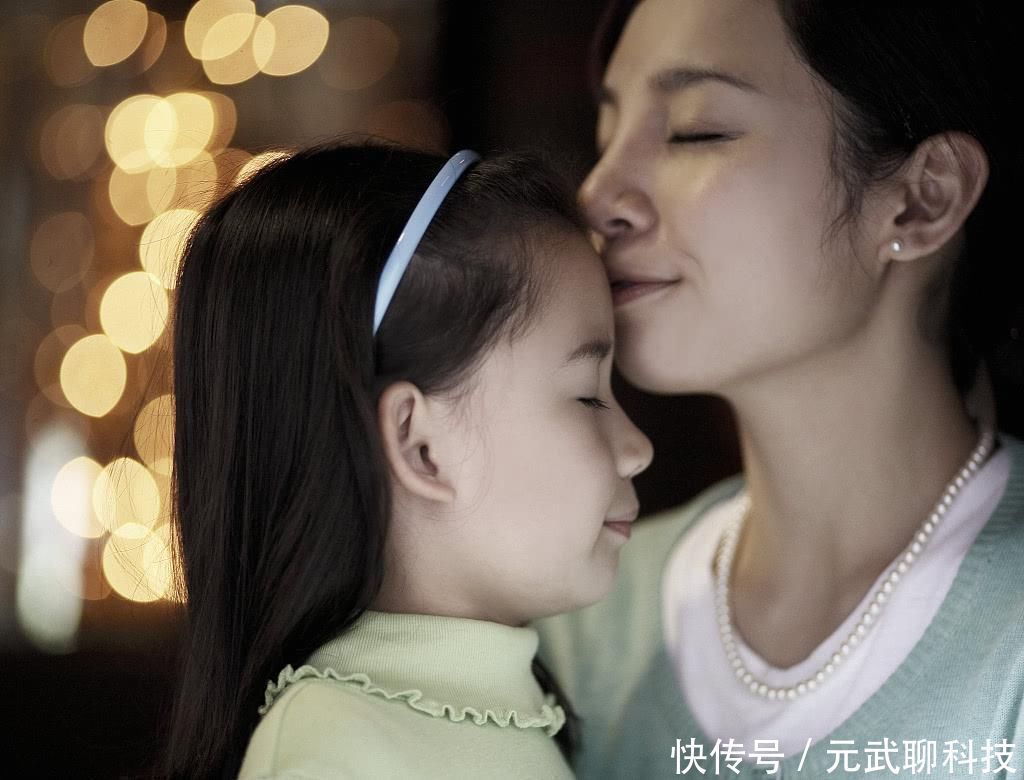 女儿|洗澡时5岁女儿问妈妈为什么你有小翅膀,妈妈是这样回答的