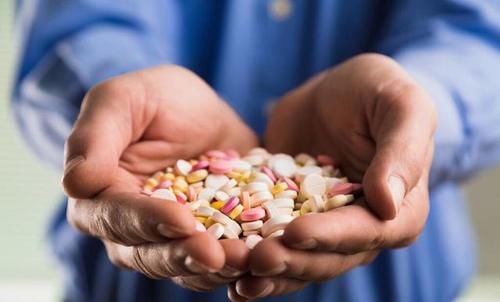 喝茶|用茶叶水喂药，到底对药性影响有多大？医生告诉您