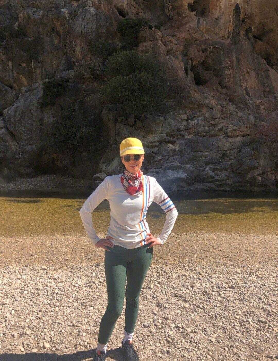 52岁邓文迪到了大婶的年纪,还拥有骨感身材,穿休闲装减龄时髦