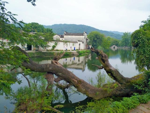 安徽一处古建筑群景点，三面环山，是全国重点文物保护单位