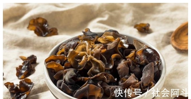 热水|泡发木耳时，用冷水还是热水？教你详细做法，木耳又软又嫩