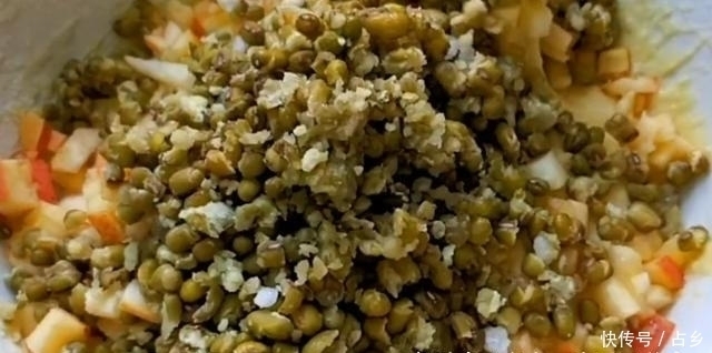 我家绿豆从不熬粥，加1个苹果，简单几步，上桌4碗不够吃，真解馋