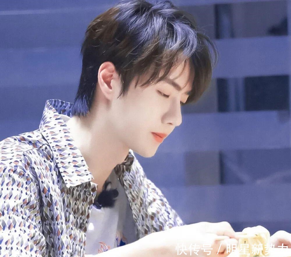 王一博签名照来咯,喜欢的小伙伴们快快来收藏哦