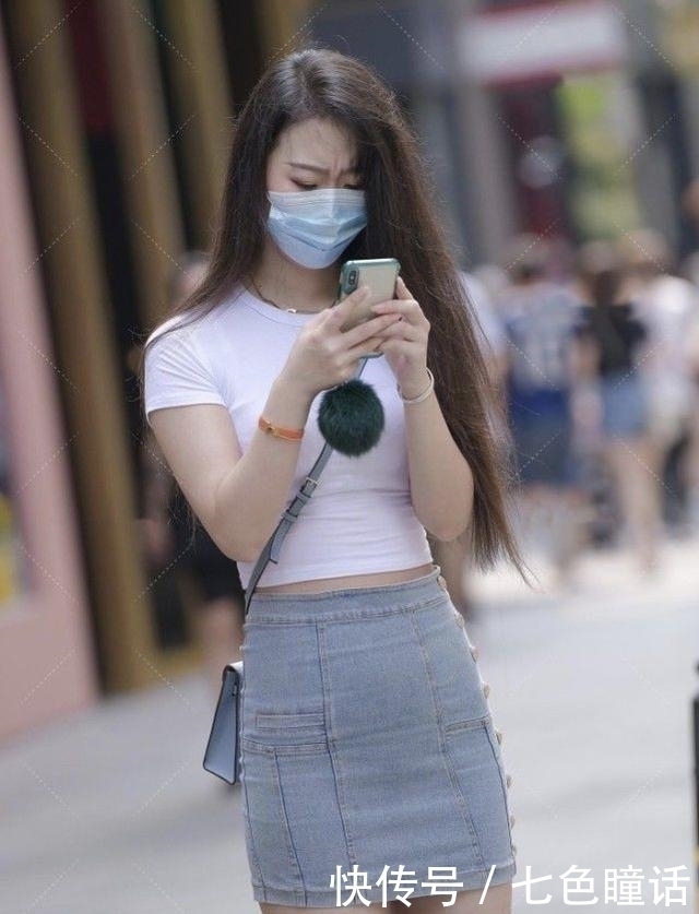 白色短袖搭配浅蓝色修身牛仔裙,青春靓丽,自信大方