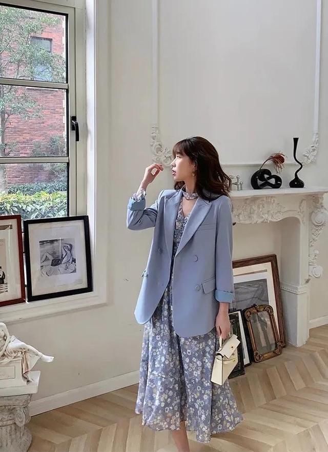 最近火了一种穿法：“西装+碎花裙”，又温柔又优雅，春天穿正好